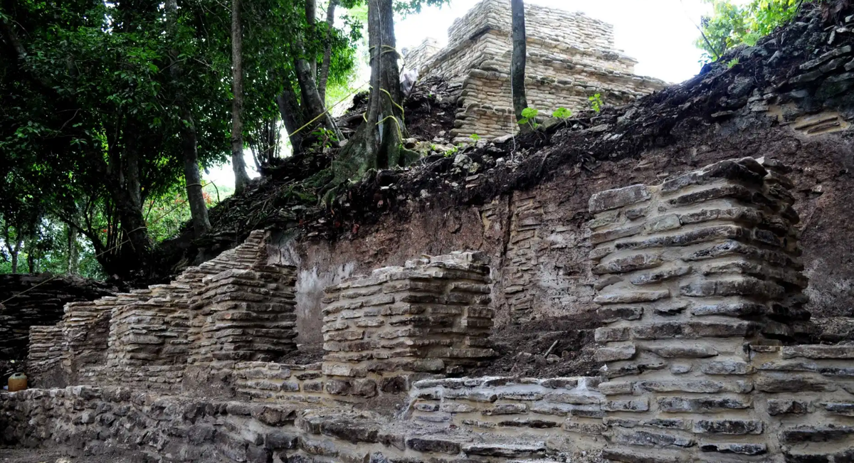 Thực tế, cung điện này là một phần của quần thể kiến ​​trúc rộng lớn, bao gồm cả bàn thờ, lò nướng tròn lớn, hai phòng ở và bộ hài cốt người, nhưng vẫn còn rất nhiều điều cần được khám phá tại nơi đây. Ảnh: @Viện Nhân chủng học và Lịch sử Quốc gia Mexico.