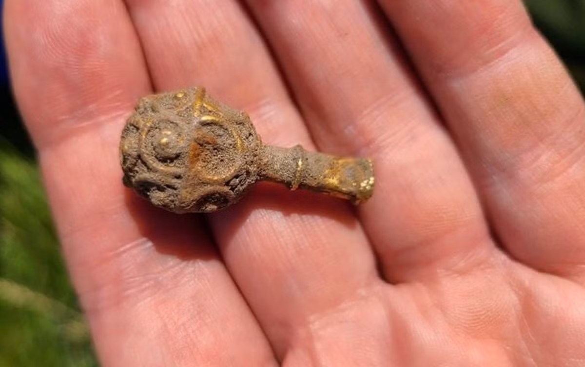 Ước tính, vật thể vàng này có niên đại thuộc năm 122 Sau Công Nguyên. Ảnh: @Đại học Newcastle.