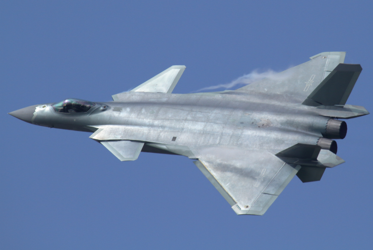 Điều này phù hợp với sáng kiến ​​"Sản xuất tại Ấn Độ" của Ấn Độ, nhấn mạnh vào sản xuất trong nước và tự chủ về công nghệ. Đối với một quốc gia đang phải đối mặt với các đối thủ tinh vi như Trung Quốc, nơi có máy bay chiến đấu tàng hình J-20, và Pakistan, với JF-17 và khả năng nâng cấp F-16, thì quyền tự chủ như vậy là một lợi thế chiến lược rất lớn. Khả năng điều chỉnh Su-57E theo nhu cầu cụ thể của Ấn Độ có thể giúp hợp lý hóa hậu cần và tăng cường tính linh hoạt trong hoạt động không quân. Ảnh: @SP's Aviation.