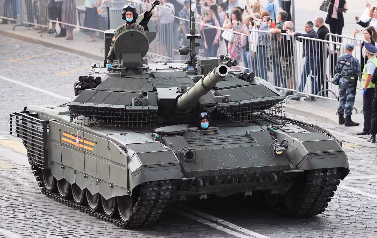 T-90M được coi là xe tăng tiên tiến nhất của Nga đang hoạt động, đang được sản xuất với tốc độ nhanh hơn, với các báo cáo cho thấy sản lượng gia tăng đáng kể trong những năm gần đây. Sự gia tăng sản xuất này phản ánh những nỗ lực rộng lớn hơn của Nga, nhằm hiện đại hóa phần cứng quân sự của mình, trong khi điều hướng các lệnh trừng phạt quốc tế và nhu cầu chiến trường. Ảnh: @Defence Blog.