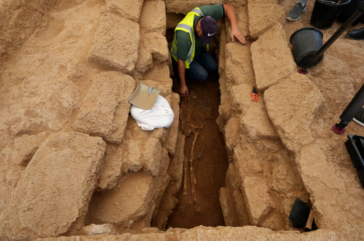 Và tại một nghĩa trang thời trung cổ của người Yotvingia gần thành phố Suwałki ở đông bắc Ba Lan, các chuyên gia đến từ Bảo tàng Khu vực Suwałki bất ngờ khai quật một ngôi mộ thời trung cổ có niên đại từ thế kỷ 11 đến thế kỷ 13. Ảnh: @Bảo tàng Khu vực Suwałki.