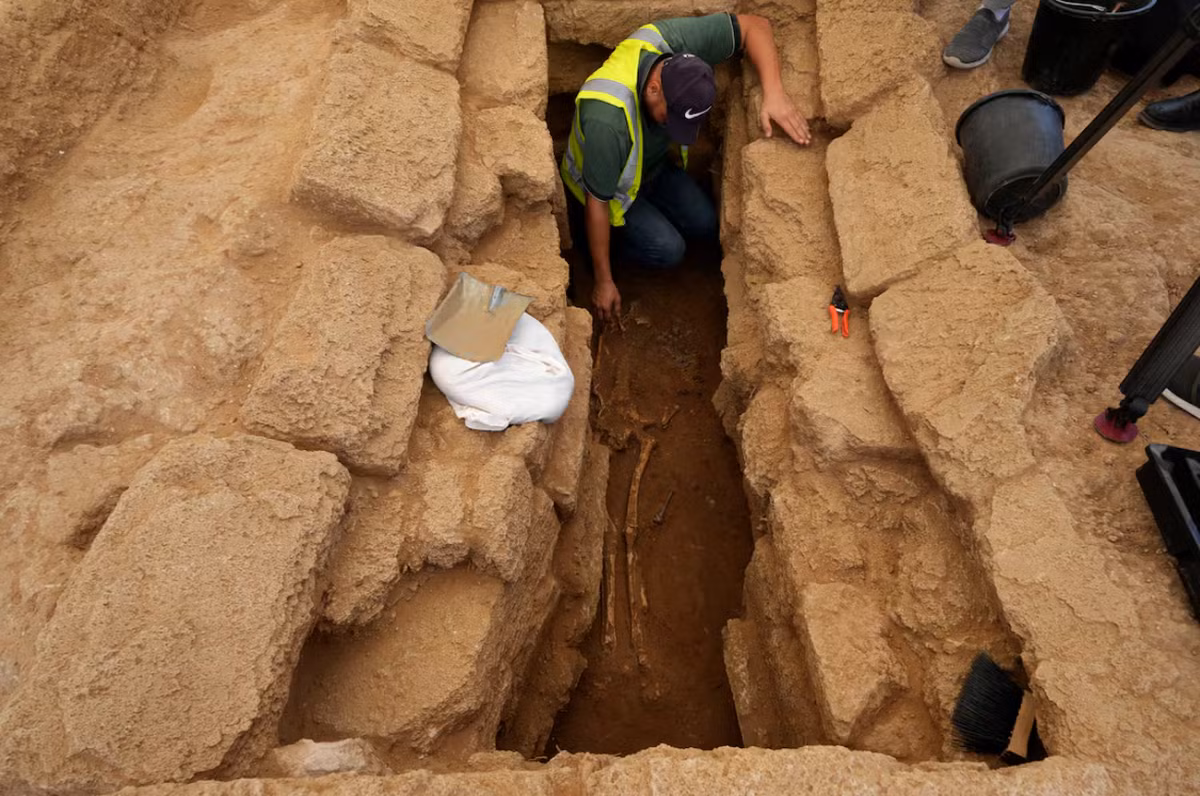 Và tại một nghĩa trang thời trung cổ của người Yotvingia gần thành phố Suwałki ở đông bắc Ba Lan, các chuyên gia đến từ Bảo tàng Khu vực Suwałki bất ngờ khai quật một ngôi mộ thời trung cổ có niên đại từ thế kỷ 11 đến thế kỷ 13. Ảnh: @Bảo tàng Khu vực Suwałki.