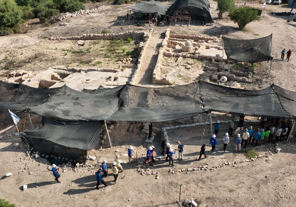 Được biết, trong thời kỳ Byzantine, Usha trở thành trung tâm sản xuất đồ thủy tinh, luyện gốm và luyện kim, bên cạnh việc sản xuất rượu vang và dầu ô liu trên quy mô lớn. Ảnh: @Cơ quan Cổ vật Israel.