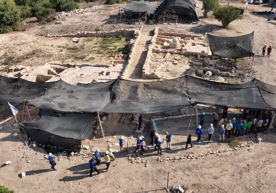 Được biết, trong thời kỳ Byzantine, Usha trở thành trung tâm sản xuất đồ thủy tinh, luyện gốm và luyện kim, bên cạnh việc sản xuất rượu vang và dầu ô liu trên quy mô lớn. Ảnh: @Cơ quan Cổ vật Israel.