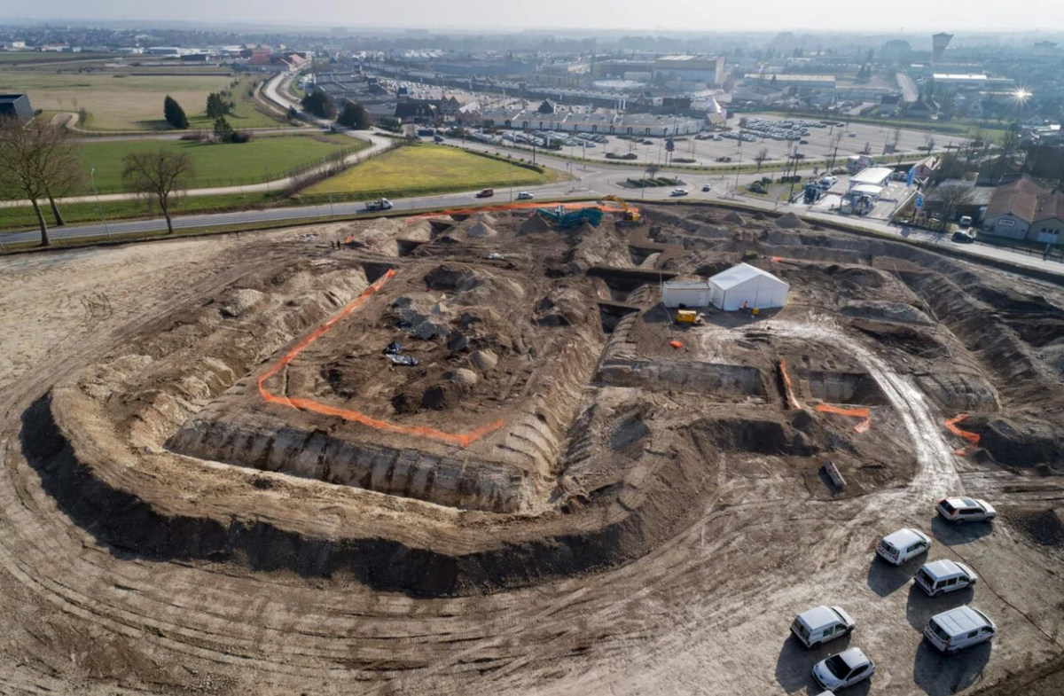 Tại khu lăng mộ hoàng gia Lavau, thuộc tỉnh Aube, Pháp, nằm ở trung tâm của một quần thể tang lễ rộng lớn, nhiều tầng: một khu vực hình tứ giác bao quanh khu vực linh thiêng, trong khi một hành lang hoành tráng và một con đường dốc dẫn đến trung tâm của lăng mộ, nơi người quá cố yên nghỉ trên một cỗ xe nghi lễ. Ảnh: @Trung tâm Nghiên cứu và Phục hồi Bảo tàng Pháp.