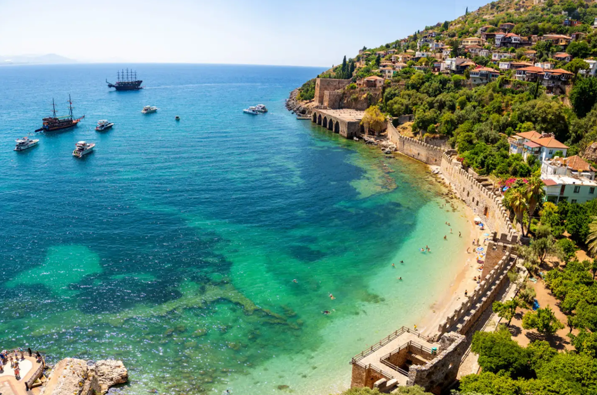 Trong một cuộc khai quật khảo cổ tại thành phố cổ Patara, gần Kalkan thuộc quận Kaş của Antalya, đất nước Thổ Nhĩ Kỳ, các chuyên gia đến từ trường Đại học Akdeniz bất ngờ tìm thấy một vật thể lạ. Ảnh: @Đại học Akdeniz.