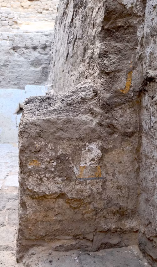 Nhóm nghiên cứu của Bảo tàng Penn cho rằng, tên của vị pharaoh ban đầu được khắc trên tường gạch trát vữa ở lối vào lăng mộ, nhưng các chữ tượng hình trên tường đã bị bọn cướp bóc thời cổ đại làm hỏng một phần. Ngày nay, chỉ có hình ảnh các nữ thần Isis và Nephythys là có thể nhận dạng được. Ảnh: @Bảo tàng Penn.