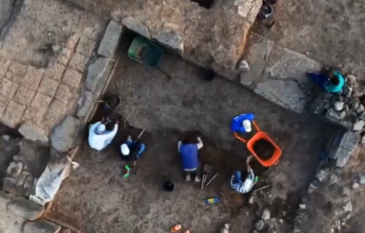 Phát hiện này được thực hiện tại Aççana Höyük, thành phố cổ Alalakh, nằm ở tỉnh Hatay. Các nhà nghiên cứu mô tả phát hiện này là một trong những bước đột phá khảo cổ học quan trọng nhất trong những năm gần đây, giúp hiểu rõ hơn mối liên hệ giữa vương quốc Mitanni và Hittite. Ảnh: @Bộ Văn hóa và Du lịch Thổ Nhĩ Kỳ.