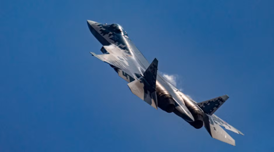 Quan trọng là, khả năng của Su-57E phải được xem xét kỹ lưỡng ngoài những tuyên bố của Nga. Moscow có lịch sử hay phóng đại hiệu suất của phần cứng quân sự để thúc đẩy xuất khẩu, và sản lượng hạn chế của Su-57—chưa đến 20 chiếc được giao cho lực lượng không quân của Nga vào năm 2025—làm dấy lên câu hỏi về khả năng mở rộng của dòng Su-57E. Việc máy bay Su-57 phụ thuộc vào động cơ AL-41F1 cũ hơn, thay vì động cơ AL-51F1 đã được lên kế hoạch, điều này cho thấy có mặt hạn chế về hiệu suất vận hành. Ảnh: @Army Recognition.