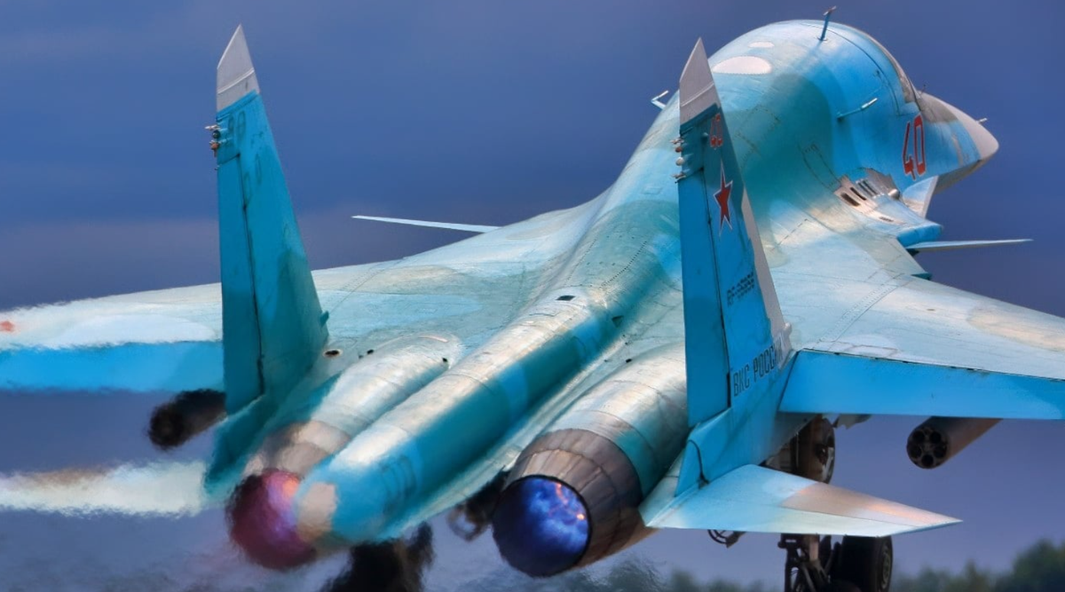 Vào tháng 10/2023, Bộ Quốc phòng Nga đã ra chỉ thị mở rộng sản xuất Su-34, khi đó Bộ trưởng Quốc phòng Sergei Shoigu đã nhận xét về vai trò của Su-34 trong Lực lượng Hàng không Vũ trụ Nga: "Máy bay chiến đấu này là công cụ chủ lực, chúng thực hiện bốn, năm phi vụ mỗi ngày”. Vì thế, Sergei Shoigu nhấn mạnh cần phải tăng tốc, đẩy nhanh sản xuất nó. Ảnh: @ 19FortyFive.