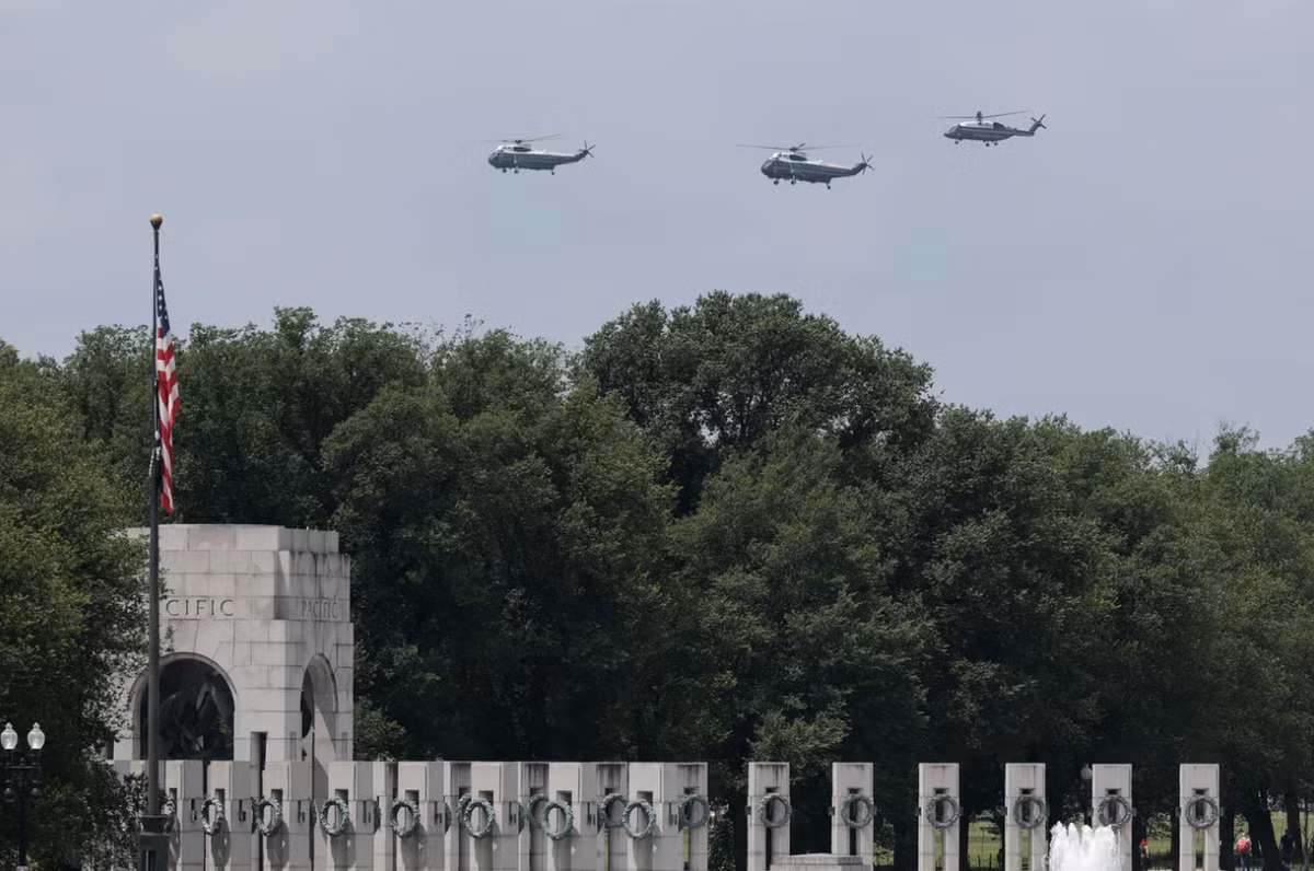 Hôm 9/6, đoàn máy bay hộ tống bay cùng trực thăng Marine One đang chở Tổng thống Mỹ Donald Trump bay qua Đài tưởng niệm Chiến tranh Thế giới thứ II, khi Nhà Trắng đang khẩn trương chuẩn bị cho lễ diễu binh. Ảnh: @Kayla Bartkowski/Getty.