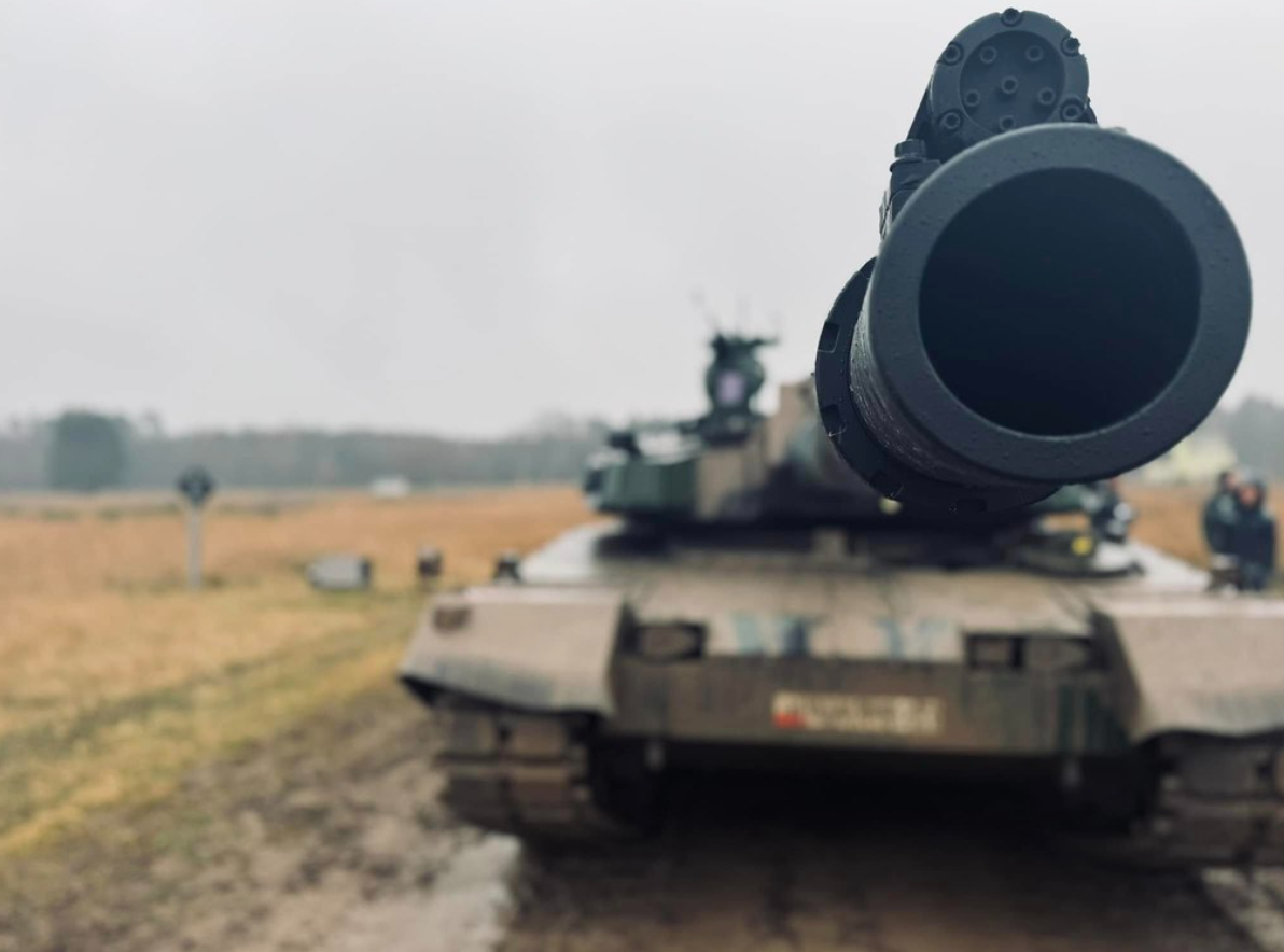 Trái tim của Xe tăng K2 Black Panther chính là khẩu pháo nòng trơn 120mm/L55. L55 về cơ bản có chiều dài tương đương với khẩu pháo trên xe tăng Leopard 2A7 của Đức và nó dài hơn khẩu L44 trên xe tăng M1 Abrams, điều này có thể mang lại cho Xe tăng K2 Black Panther một chút lợi thế về vận tốc đầu nòng. Ảnh: @ Korea JoongAng Daily.