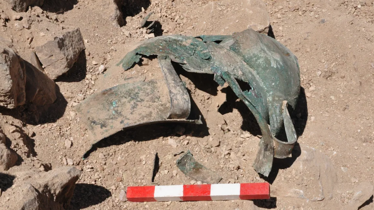 Bên cạnh thủ lĩnh chiến binh này, được đặt một cách trang trọng và trung thành tuyệt đối, đó là con ngựa chiến của ông. Ảnh: @Daniela Agre và Deyan Dichev.