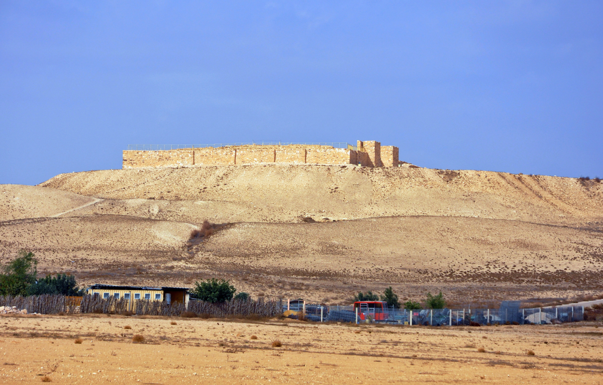 Khu pháo đài Tel Arad được các nhà khảo cổ học của Đại học Hebrew ở Jerusalem khai quật vào những năm 1960. Các cuộc khai quật đầu tiên đã phát hiện ra hai pháo đài chồng lên nhau, có niên đại từ thế kỷ thứ 9 đến đầu thế kỷ thứ 6 Trước Công nguyên, chúng có chức năng bảo vệ biên giới phía nam của vương quốc Judah cũ. Ảnh: @Bảo tàng Israel.