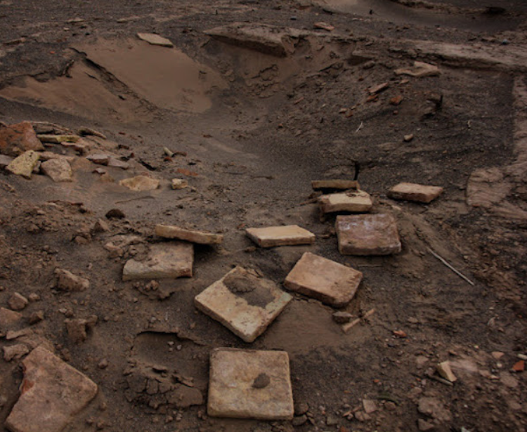 Tại đây, các chuyên gia đã phát hiện ra tàn tích của một khu định cư, những bức tường gạch, và nhiều mảnh gốm sứ và xương vụn. Ảnh: @Bộ Văn hóa Iran.