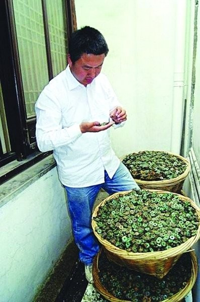 Tổng cộng có 80 túi tiền xu, mỗi túi nặng hơn 50 kg. Các chữ khắc trên đồng tiền xu cho thấy, chúng có niên đại từ cuối thời Bắc Tống. Tất nhiên, các nhà khảo cổ học vẫn đang tiếp tục nghiên cứu số đồng tiền xu còn lại này. Ảnh: @Viện Khảo cổ học Tô Châu.