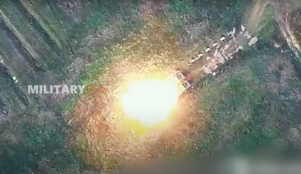 Các hệ thống tên lửa Iskander-M cũng đã được sử dụng cho các cuộc tấn công chính xác vào nhiều mục tiêu giá trị cao khác, bao gồm các khu vực tập trung quân và máy bay chiến đấu Ukraine. Chúng cũng liên tục đóng vai trò quan trọng trong các nỗ lực của Bộ Quốc phòng Nga nhằm nhắm mục tiêu vào các quân nhân và nhà thầu phương Tây đang tại ngũ hoạt động trong biên giới Ukraine. Ảnh: @Military TV.