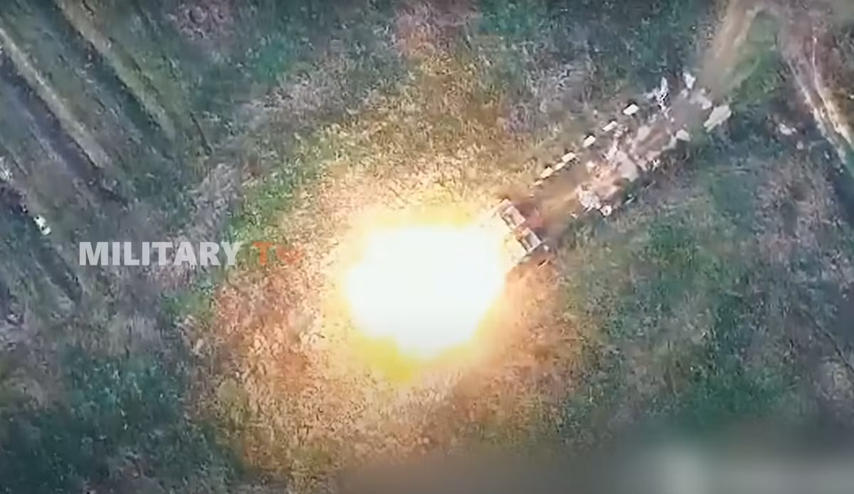 Các hệ thống tên lửa Iskander-M cũng đã được sử dụng cho các cuộc tấn công chính xác vào nhiều mục tiêu giá trị cao khác, bao gồm các khu vực tập trung quân và máy bay chiến đấu Ukraine. Chúng cũng liên tục đóng vai trò quan trọng trong các nỗ lực của Bộ Quốc phòng Nga nhằm nhắm mục tiêu vào các quân nhân và nhà thầu phương Tây đang tại ngũ hoạt động trong biên giới Ukraine. Ảnh: @Military TV.