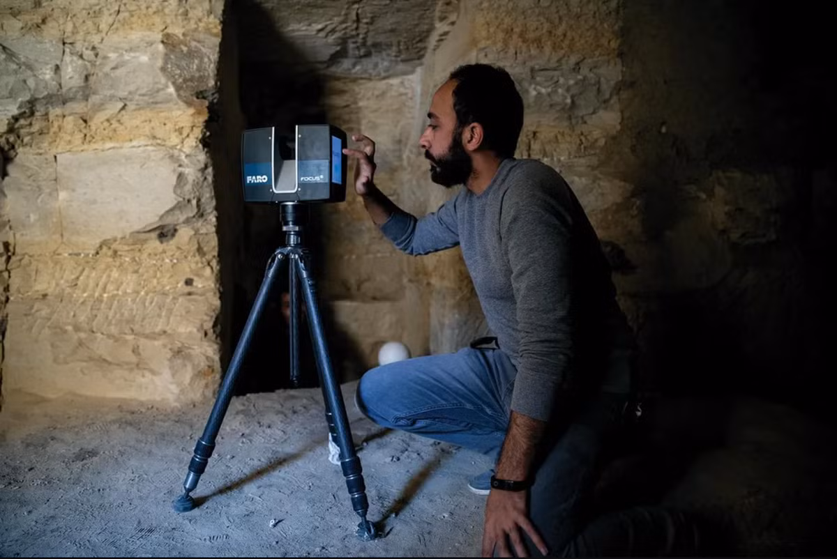 Panehsy được an táng trong một ngôi mộ, mà ngôi mộ này lại nằm sâu trong phòng chôn cất ngầm của một nhà nguyện cổ có cổng vào, sân trong có mái vòm cột. Ảnh: @Hội Đồng Cổ Vật Tối Cao Ai Cập.