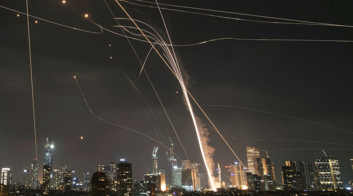 Sau khi Israel khởi xướng chiến dịch không kích kéo dài 12 ngày chống lại Iran kể từ ngày 13/6, và sau khi Mỹ triển khai máy bay ném bom chiến lược và tàu ngầm tấn công hạt nhân để nhắm vào các địa điểm hạt nhân của nước này, tình trạng hệ thống phòng không của Iran đã phải đối mặt với áp lực ngày càng căng thẳng. Ảnh: @ Al Jazeera.