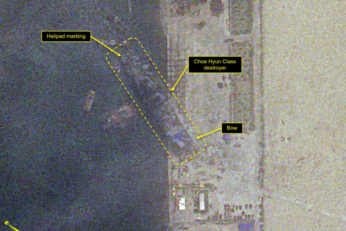 Các chuyên gia ước tính rằng, sẽ mất hai hoặc ba ngày để giữ thăng bằng cho tàu chiến, bằng cách bơm nước biển từ khoang bị ngập và đưa mũi tàu ra khỏi đường trượt, và mất 10 ngày để khôi phục lại mạn tàu chiến. Và thật đáng kinh ngạc, họ đã đạt được mục tiêu 10 ngày này. Ảnh: @martynw.bsky.social.