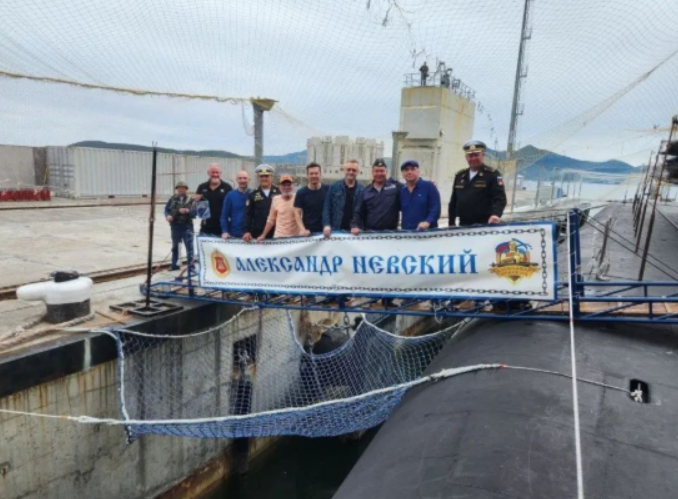 Theo chuyên gia OSINT MT Anderson, lưới chống UAV tấn công tầm xa này bao phủ cả tàu ngầm và cơ sở hạ tầng bên trong. Ảnh: @ militarnyi.