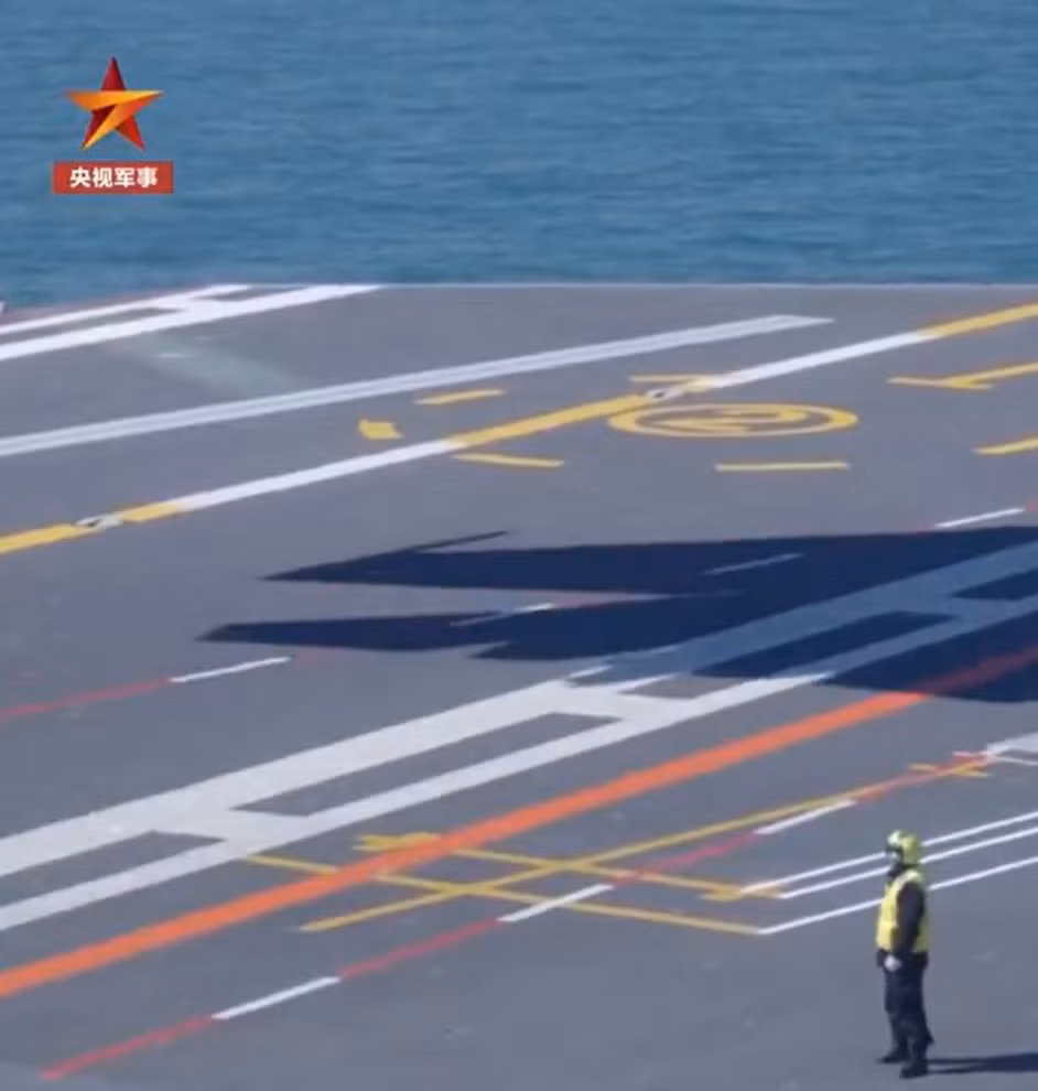 Nếu được xác nhận, bài thử nghiệm thành công này sẽ đưa Trung Quốc trở thành quốc gia thứ hai trên thế giới sau Mỹ sở hữu năng lực triển khai máy bay chiến đấu bằng hệ thống phóng điện từ trên tàu sân bay. Hiện tại, tàu USS Gerald R. Ford là tàu sân bay duy nhất đang hoạt động sử dụng công nghệ tương tự này. Ảnh: @CCTV.