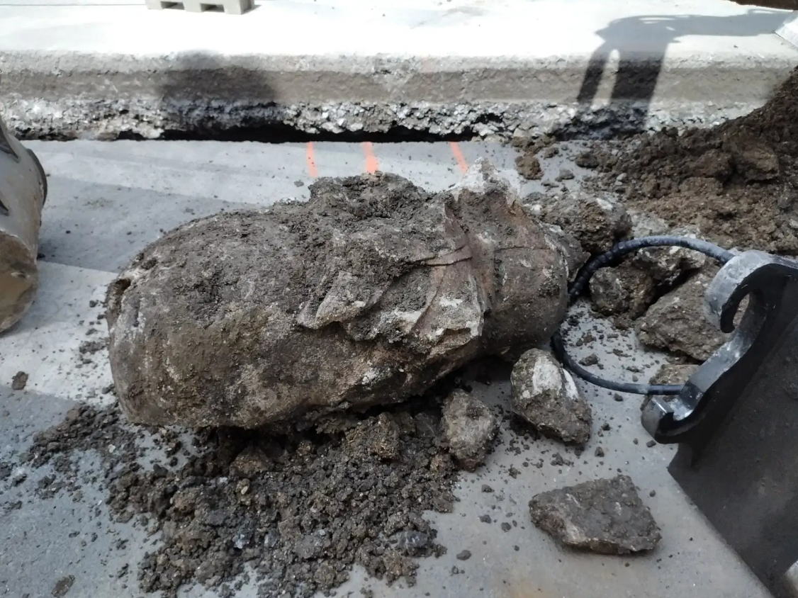 Cuộc thăm dò, phân tích khảo cổ chuyên sâu cho thấy, tác phẩm điêu khắc được chạm khắc từ đá vôi vỏ trắng. Nó mô tả một nhân vật cưỡi ngựa theo phong cách La Mã cổ điển. Ảnh: @Viện Nghiên cứu Khảo cổ Quốc gia Pháp.