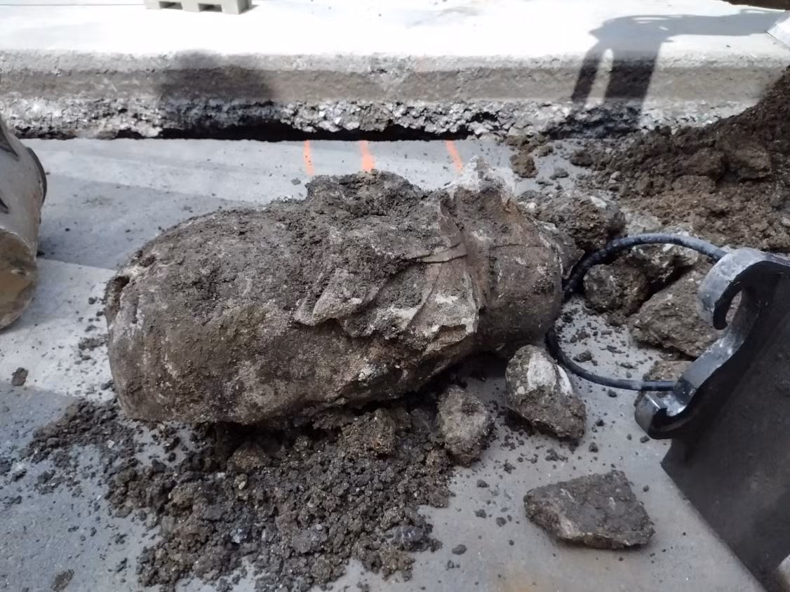 Cuộc thăm dò, phân tích khảo cổ chuyên sâu cho thấy, tác phẩm điêu khắc được chạm khắc từ đá vôi vỏ trắng. Nó mô tả một nhân vật cưỡi ngựa theo phong cách La Mã cổ điển. Ảnh: @Viện Nghiên cứu Khảo cổ Quốc gia Pháp.