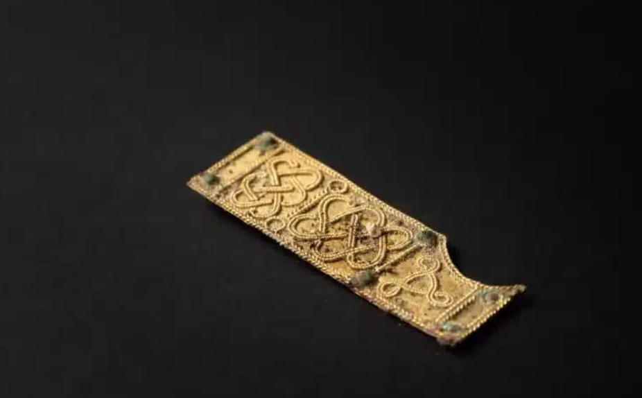 Bên trong, thi thể của một đứa trẻ khoảng 18 tháng tuổi, theo phân tích răng và xương, nằm trên một tấm da thú, mặc một chiếc áo dài tay bằng vải lanh, quần dài, giày da và viền lụa – một loại vải quý giá, khi đó chỉ được nhập khẩu qua các tuyến đường Byzantine. Ảnh: @BLfD.