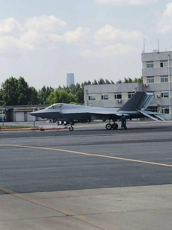 Theo các báo cáo được truyền thông phương Tây đăng tải, Tập đoàn Công nghiệp Hàng không Thành Đô (CAC) đã bắt đầu cung cấp hai biến thể của máy bay chiến đấu tàng hình thế hệ thứ năm J-35 cho Quân đội Trung Quốc. Nếu đúng sự thật, nó đánh dấu bước tiến quan trọng trong quá trình theo đuổi năng lực quân sự tiên tiến của quốc gia này. Ảnh: @Clash Report.