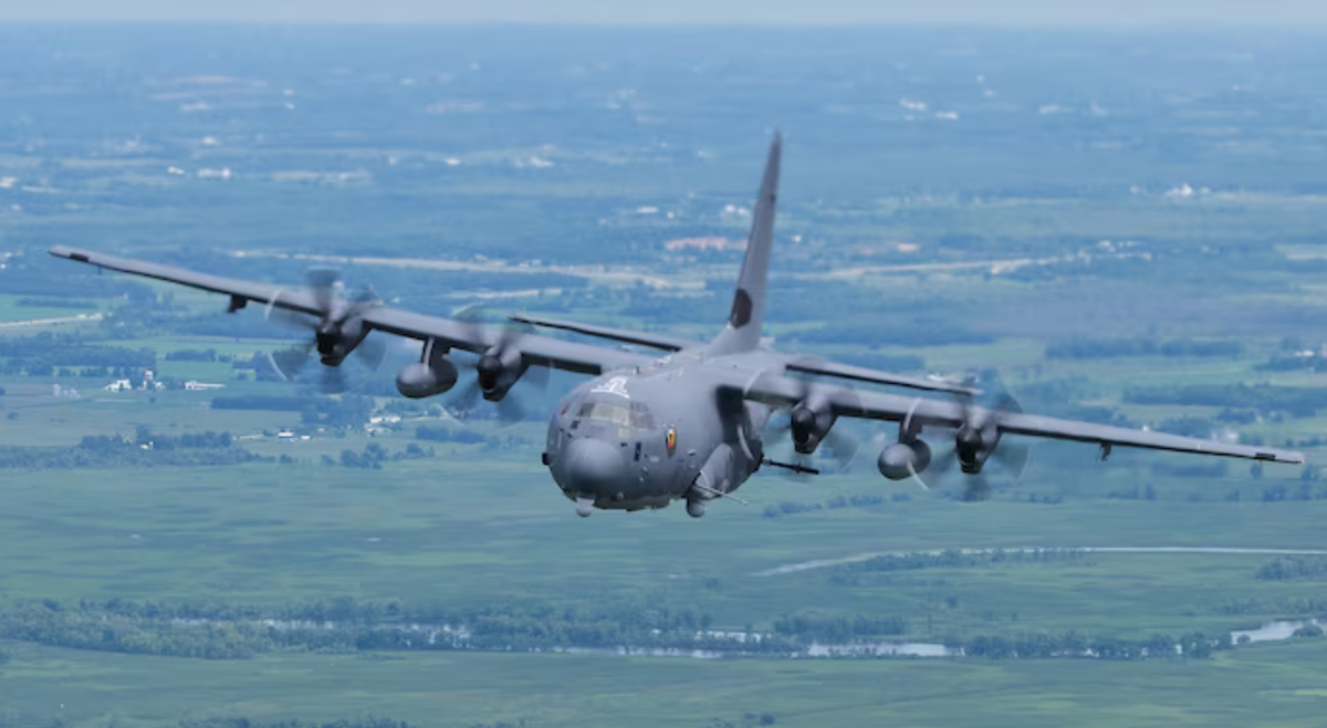 Gần đây, có một số hình ảnh thú vị về các hoạt động C-130 của Israel mở rộng về phía đông, qua Syria và có thể xa hơn nữa. Không rõ chính xác những hoạt động này nhằm mục đích gì. C-130 có thể được dùng để cung cấp các điểm tiếp nhiên liệu và vũ khí phía trước, hay tiếp nhiên liệu trên không cho các trực thăng hoạt động đặc biệt được giao nhiệm vụ tìm kiếm cứu nạn chiến đấu và khai thác tác chiến. Ảnh: @ The Greek Herald.