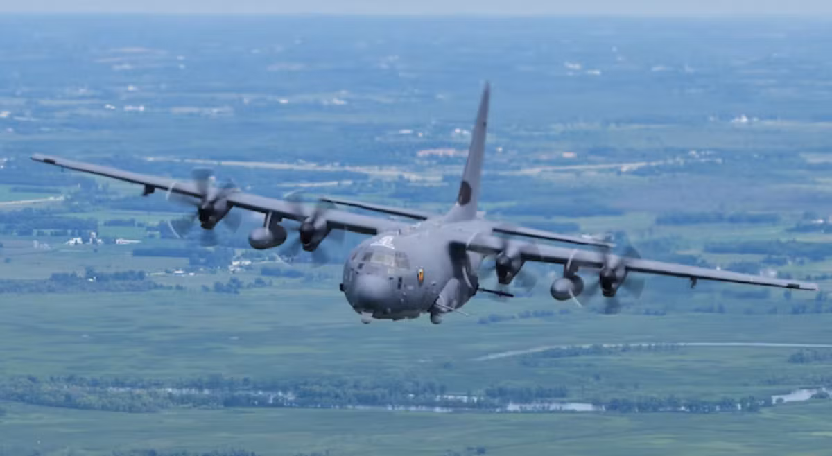 Gần đây, có một số hình ảnh thú vị về các hoạt động C-130 của Israel mở rộng về phía đông, qua Syria và có thể xa hơn nữa. Không rõ chính xác những hoạt động này nhằm mục đích gì. C-130 có thể được dùng để cung cấp các điểm tiếp nhiên liệu và vũ khí phía trước, hay tiếp nhiên liệu trên không cho các trực thăng hoạt động đặc biệt được giao nhiệm vụ tìm kiếm cứu nạn chiến đấu và khai thác tác chiến. Ảnh: @ The Greek Herald.