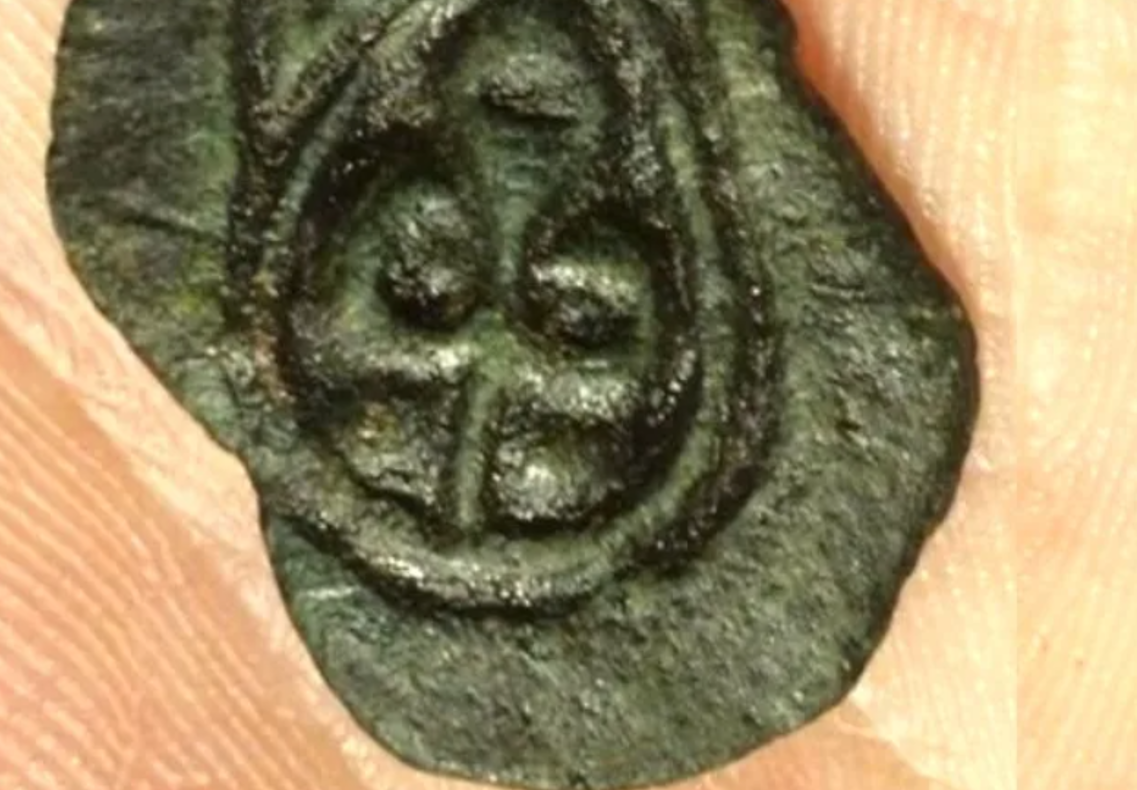 Hình khắc là trọng tâm của vấn đề và cả sức mạnh gợi cảm của nó. Thoạt nhìn, nó xuất hiện như một họa tiết thực vật cách điệu, tương tự như một cây nhỏ hoặc một cây cỏ ba lá, được bao quanh bởi một đường viền hình bầu dục. Ảnh: @Wez Biddles.