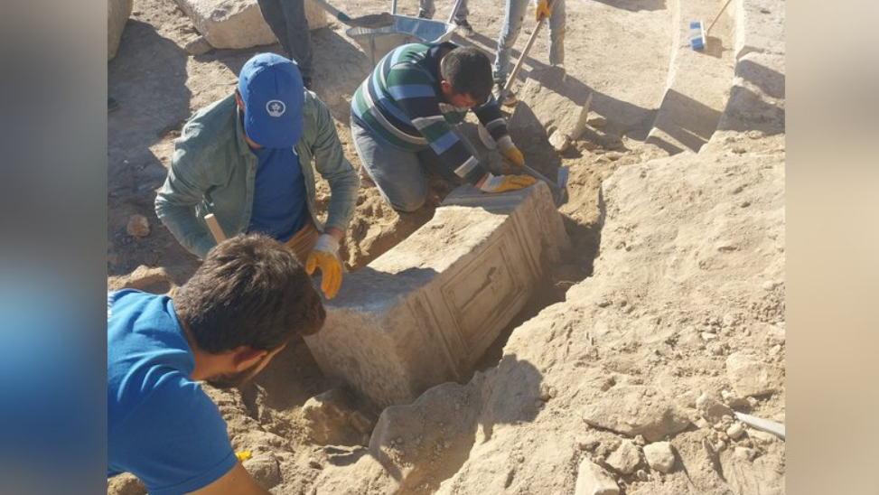 Nó được phát hiện ở độ sâu 1,5 mét tại tàn tích nhà hát La Mã của thành phố cổ. Ảnh: @Đại học Selçuk.