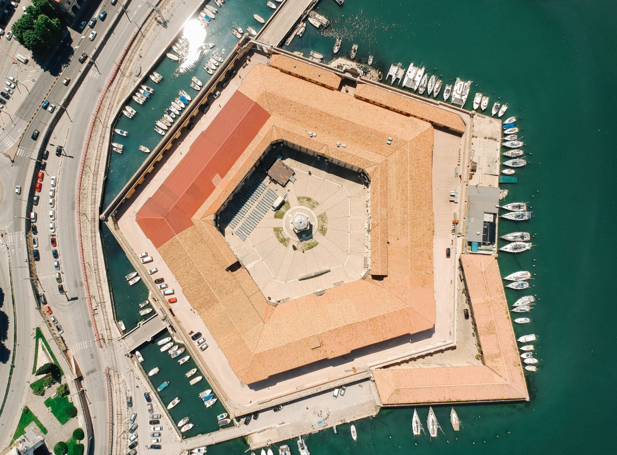 Vào năm 2018, các nhà nghiên cứu đã khai quật được lăng mộ của "Hoàng tử Corinaldo" tại tỉnh Ancona, miền đông nước Ý. Ngôi mộ thuộc về một thành viên quý tộc của xã hội Piceni, một nhóm người sinh sống trong khu vực này vào đầu Thời Kỳ Đồ Sắt. Ảnh: @Đại học Bologna.