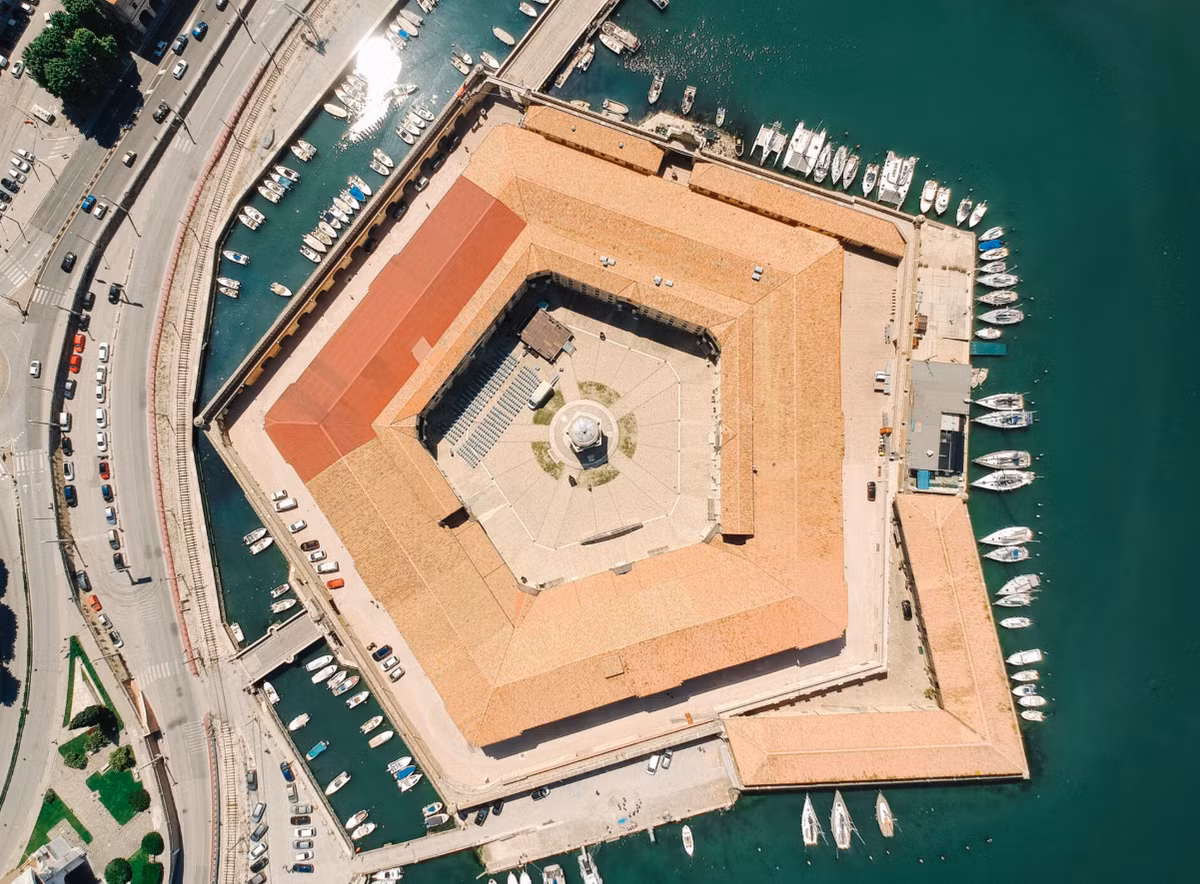 Vào năm 2018, các nhà nghiên cứu đã khai quật được lăng mộ của "Hoàng tử Corinaldo" tại tỉnh Ancona, miền đông nước Ý. Ngôi mộ thuộc về một thành viên quý tộc của xã hội Piceni, một nhóm người sinh sống trong khu vực này vào đầu Thời Kỳ Đồ Sắt. Ảnh: @Đại học Bologna.