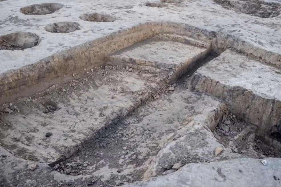 Xung quanh nơi tìm thấy chiếc bát này, các nhà khảo cổ học cũng tìm thấy hơn 3.000 hiện vật cổ xưa khác, chúng bao gồm các công cụ bằng đá dùng để làm dụng cụ cạo da, công cụ chế biến gỗ và xương, và cả lưỡi liềm….Ảnh: @Đại học Jagiellonian.