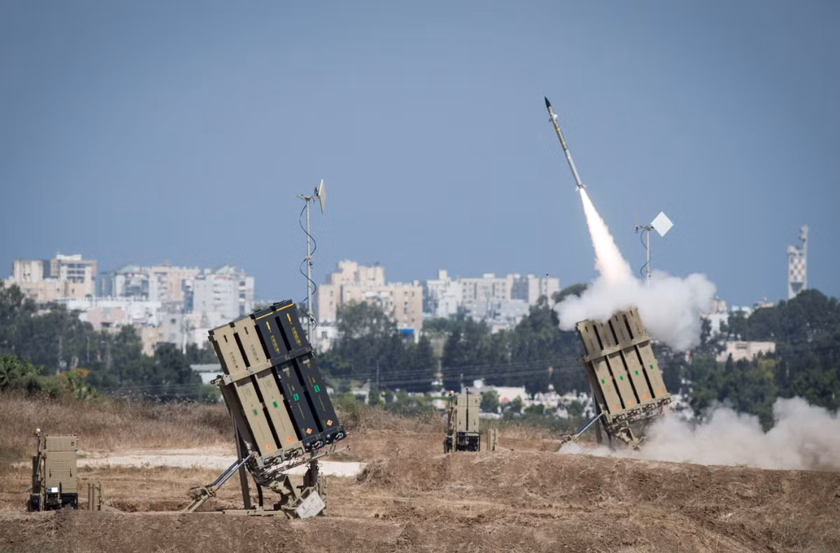 Trong thập kỷ qua, Rafael Advanced Defense Systems và các đối tác đã âm thầm cải tiến Iron Dome, mở rộng khả năng của hệ thống thông qua một loạt các nâng cấp phản ánh dự đoán của Israel về các mối đe dọa đang phát triển trong khu vực. Radar EL/M-2084, vốn là một mảng quét điện tử chủ động tiên tiến, đã được cải tiến với các cải tiến phần mềm cho phép phát hiện và theo dõi nhanh hơn các mục tiêu tốc độ cao. Ảnh: @CNN.