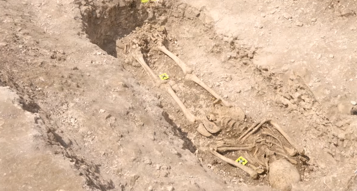 Theo Đại học Bournemouth, tại nơi diễn ra cuộc khai quật, nạn nhân có thể đã bị giết trước mặt nhiều người, trong một hình thức hành quyết mà các chuyên gia gọi là "mang tính sân khấu". Ảnh: @Đại học Bournemouth.