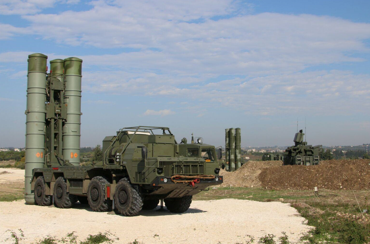 Trong bối cảnh này, hệ thống S-350 được sử dụng để vô hiệu hóa các mục tiêu tầm trung, trong khi S-400 cung cấp khả năng lớn hơn và cũng bổ sung khả năng tấn công nhiều mục tiêu cùng lúc. Ảnh: @ The Moscow Times.