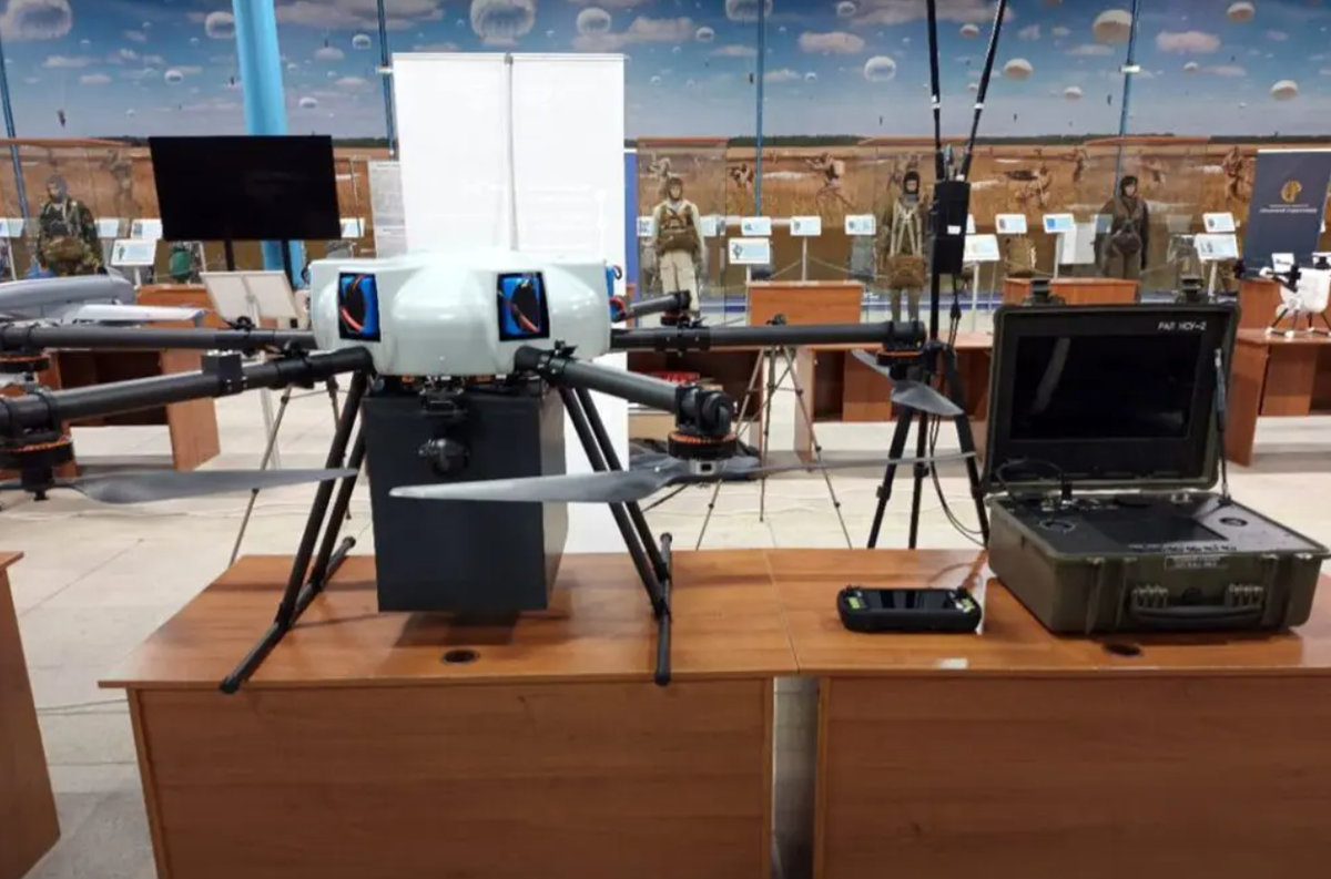 Nó cho phép máy bay không người lái hoạt động ở độ cao lớn hơn hoặc khoảng cách xa hơn so với trạm điều khiển trong khi vẫn tiếp tục nhận được dòng năng lượng và dữ liệu liên tục. Ảnh: @Kalashnikov.