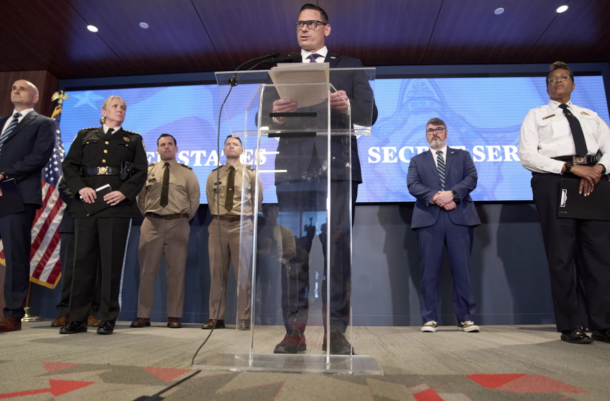 Đặc vụ phụ trách Văn phòng Washington của Cơ quan Mật vụ Mỹ, phát biểu trong buổi họp báo về An toàn công cộng, cũng như công tác chuẩn bị cho lễ hội và lễ diễu binh kỷ niệm 250 năm Ngày thành lập Quân đội Mỹ, cùng với Phillip Bates- Đặc vụ phụ trách Phòng Dịch vụ Truyền giáo của FBI, tại Trung tâm Điều hành Khẩn cấp của Cơ quan Quản lý Tình trạng Khẩn cấp và An ninh Nội địa DC, ở Washington. Ảnh:@Jacquelyn Martin.