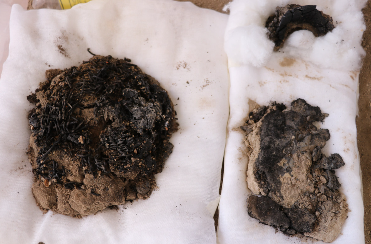 Các kỹ thuật thăm dò, phân tích khảo cổ học chuyên sâu cho thấy, đó là các mảnh vải dệt và vật nặng dùng cho khung dệt. Ảnh: @Đại học Ege.