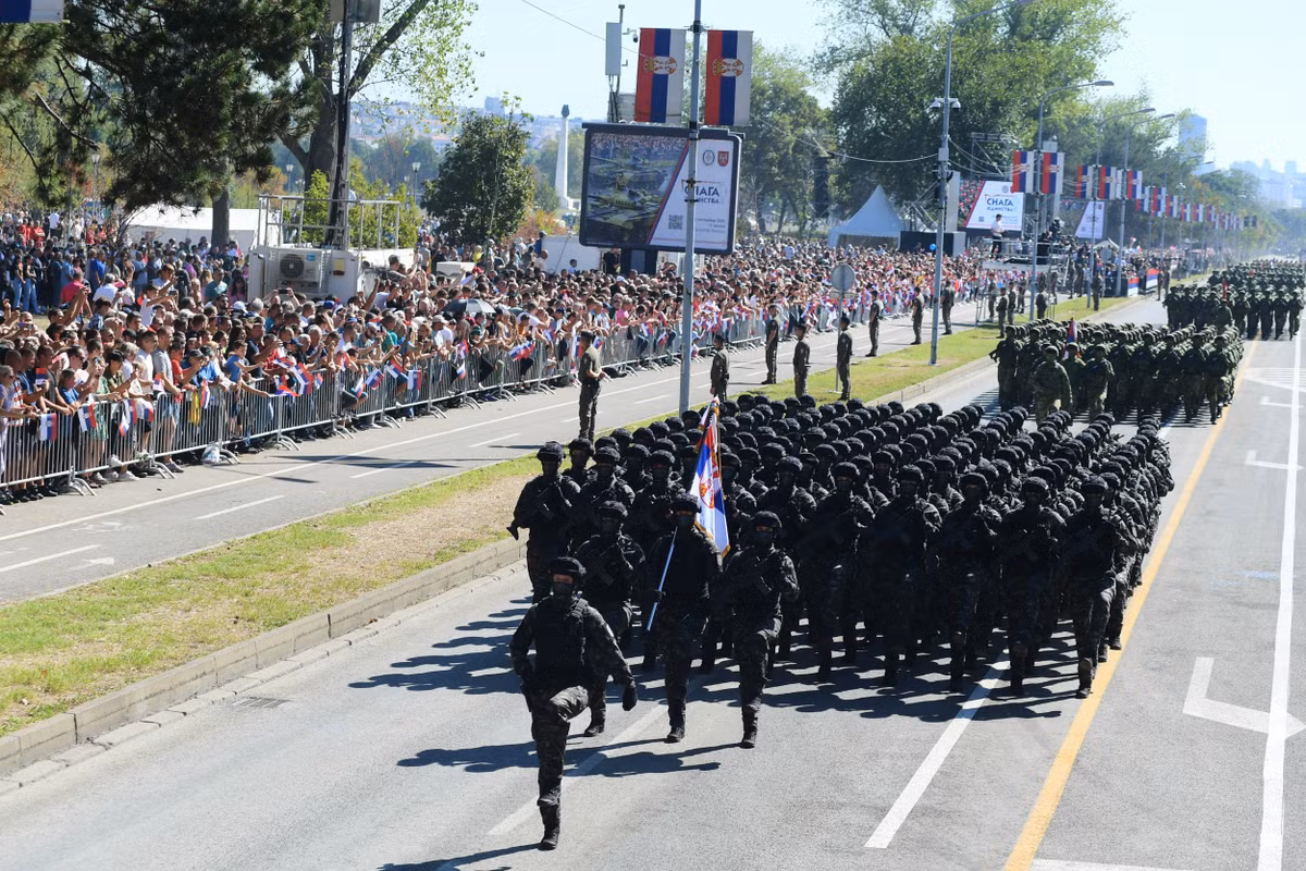 Đồng thời, cách mà Serbia tận dụng mối quan hệ với nhiều đối tác, từ Moskva tới Paris, Bắc Kinh hay Tel Aviv, phản ánh một chiến lược khôn khéo nhằm đảm bảo sự linh hoạt và tự chủ. Trong mắt người dân, cuộc duyệt binh ngày 20/9 không chỉ là lễ kỷ niệm quốc gia mà còn là minh chứng cho một Serbia mạnh mẽ hơn, sẵn sàng đối diện với những thách thức an ninh trong tương lai.