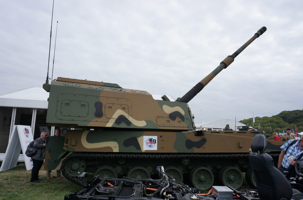 Cuối năm 2001, Bộ Tư lệnh Lục quân Thổ Nhĩ Kỳ (TLFC) đã ký hợp đồng với Hanwha Techwin để sản xuất K9 Thunder. Phiên bản Thổ Nhĩ Kỳ được đặt tên là Firtina hoặc T-155 K/M Obus. Thổ Nhĩ Kỳ đã nhận được lô pháo Firtina đầu tiên gồm tám khẩu vào năm 2004. Tổng cộng 150 khẩu đã được chuyển giao cho Quân đội Thổ Nhĩ Kỳ vào tháng 12/2009. Ảnh: @MilitaryLeak.