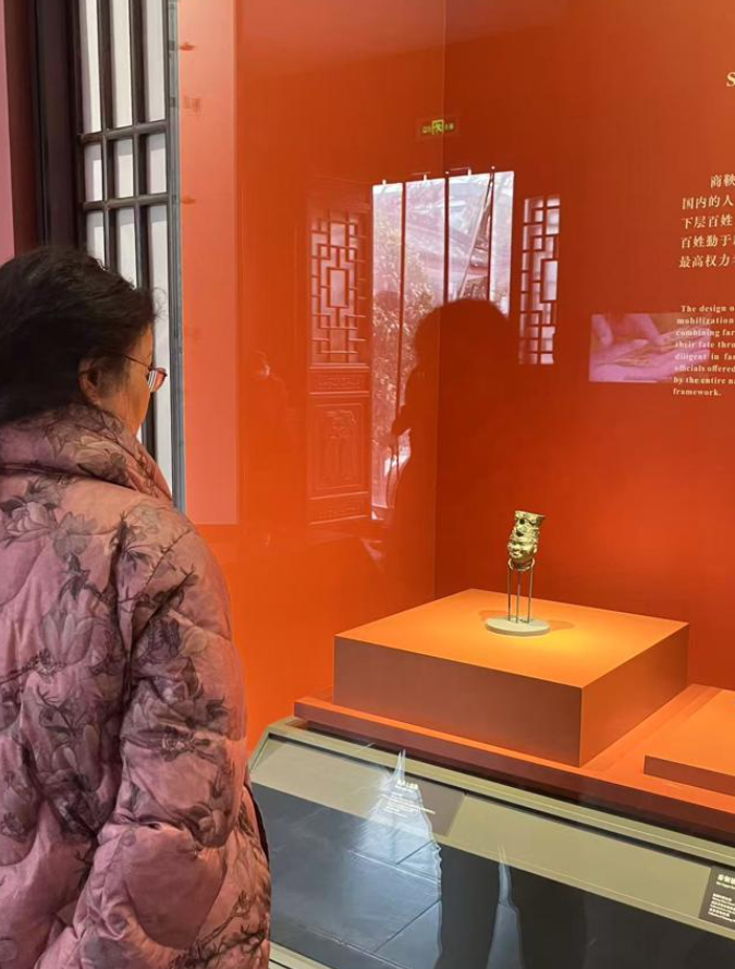 Một bức tượng đầu chiến binh bằng đồng nhỏ bé, có niên đại 2.200 năm, trưng bày tại Bảo tàng Hàm Dương ở tỉnh Thiểm Tây đã trở nên nổi tiếng trên mạng, vì trông giống một khuôn mặt nghệ sĩ biểu diễn hài kịch nổi tiếng, nhưng lịch sử của nó thực ra còn ly kỳ hơn nhiều. Ảnh: @Bảo tàng Hàm Dương.