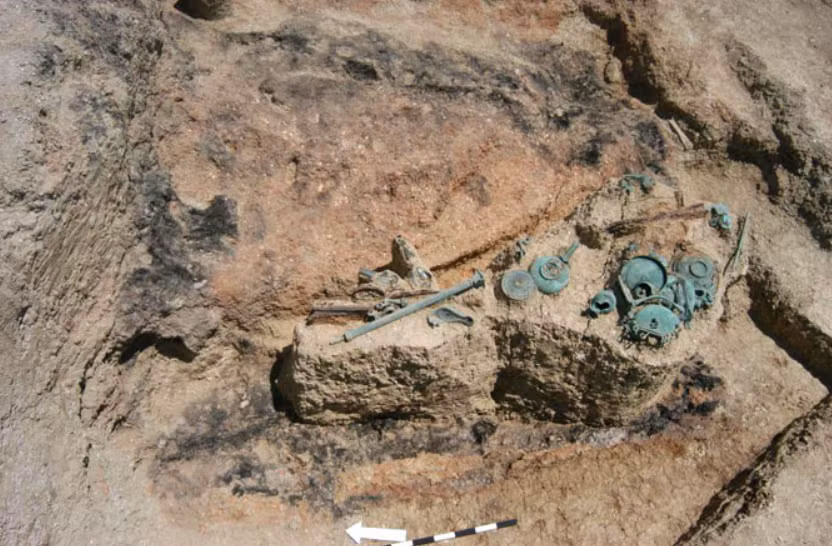 Họ được chôn cùng với nhiều vật phẩm cúng dường để đưa họ sang thế giới bên kia, chẳng hạn như các vật dụng bằng đất sét, thủy tinh, đồng, chân đèn và đèn bằng đồng, vũ khí, đồ trang sức, hộp gỗ. Ảnh: @Ministry of Culture.