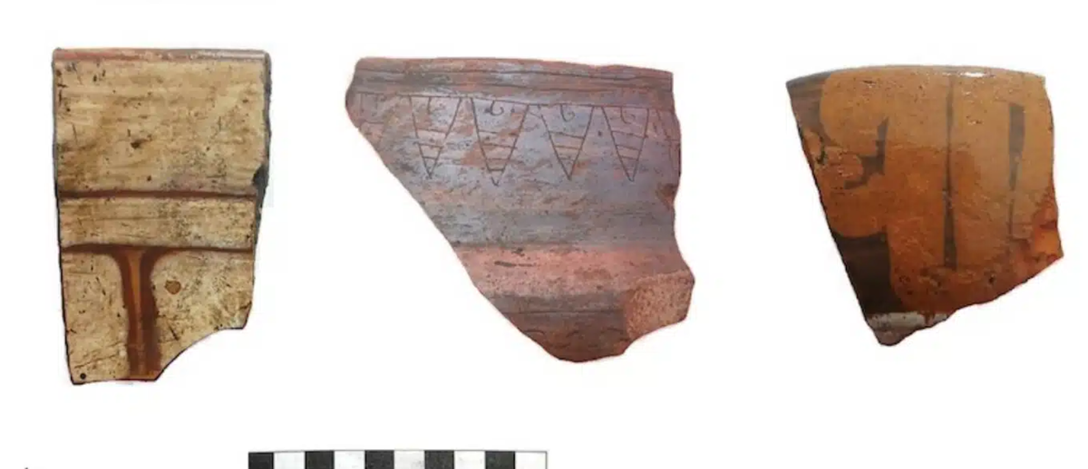 Viện Nhân chủng học và Lịch sử Quốc gia Mexico cho biết thêm rằng, việc tìm thấy chiếc bình gốm gắn liền với tàn tích kiến ​​trúc của một nền tảng lớn sẽ giúp hiểu rõ hơn về bối cảnh và chức năng của khu vực nghi lễ Xiutetelco. Ảnh: @ Viện Nhân chủng học và Lịch sử Quốc gia Mexico.