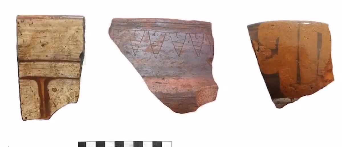 Viện Nhân chủng học và Lịch sử Quốc gia Mexico cho biết thêm rằng, việc tìm thấy chiếc bình gốm gắn liền với tàn tích kiến ​​trúc của một nền tảng lớn sẽ giúp hiểu rõ hơn về bối cảnh và chức năng của khu vực nghi lễ Xiutetelco. Ảnh: @ Viện Nhân chủng học và Lịch sử Quốc gia Mexico.